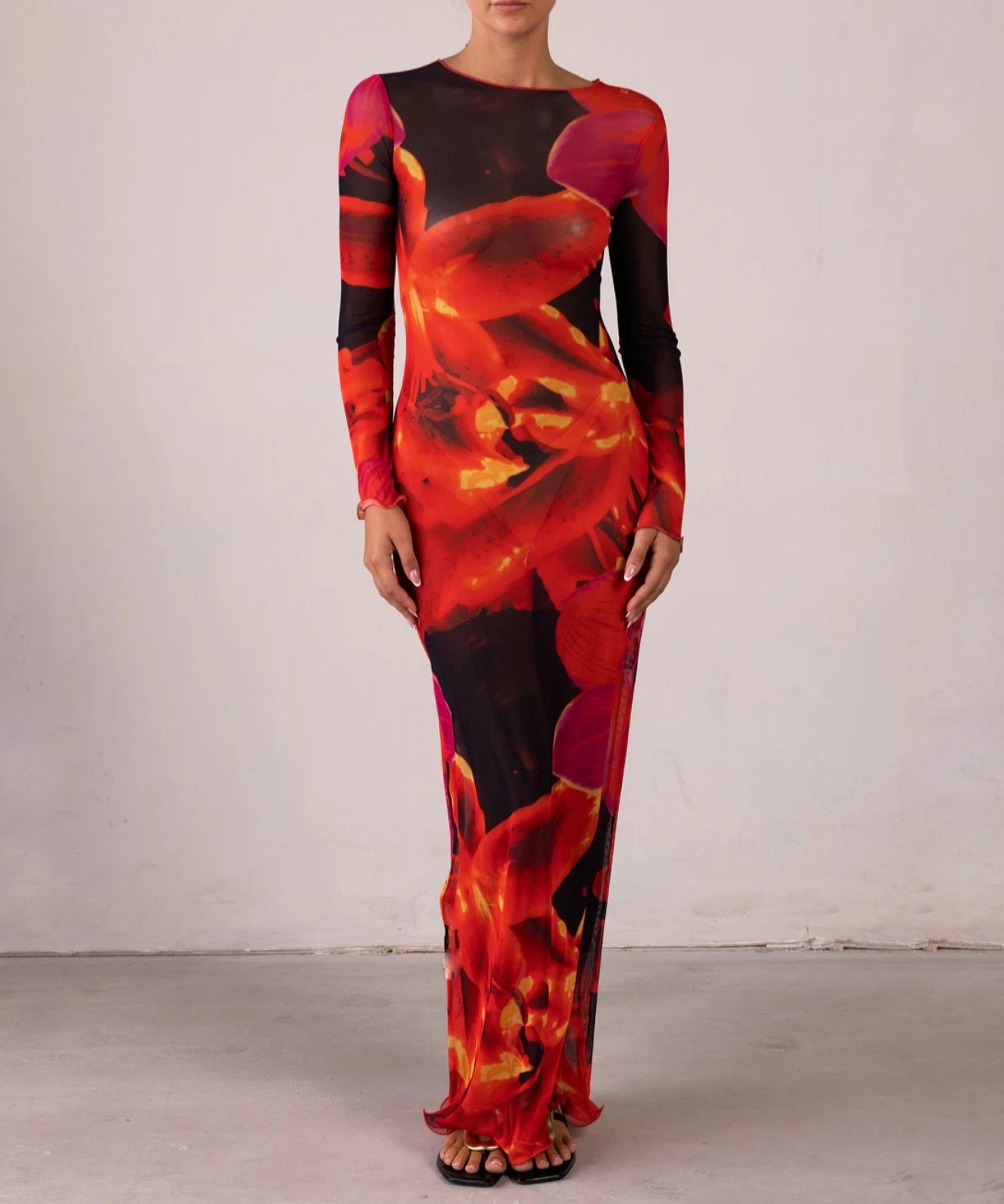 Skarlagenrød kjole med lange ærmer