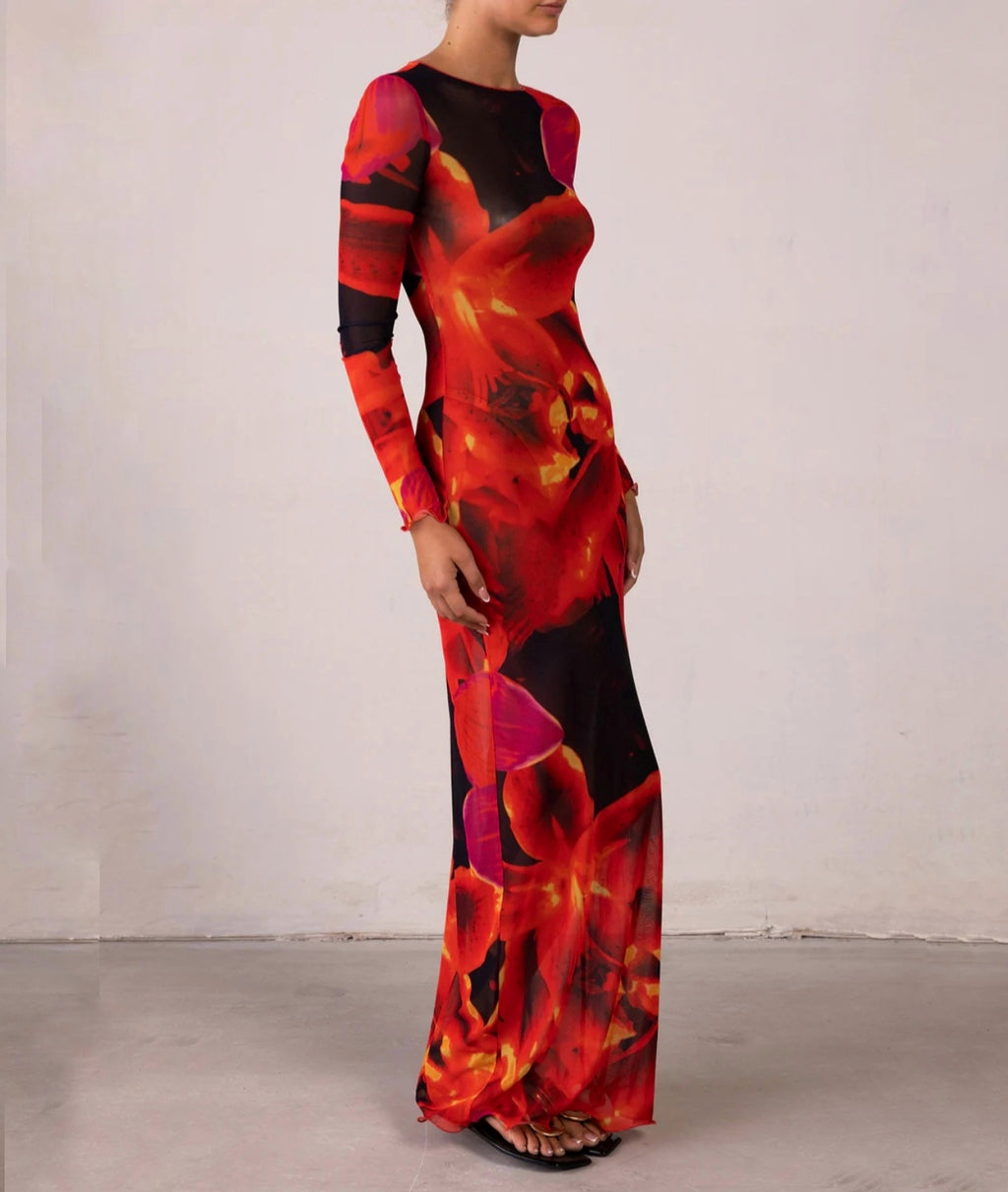 Skarlagenrød kjole med lange ærmer