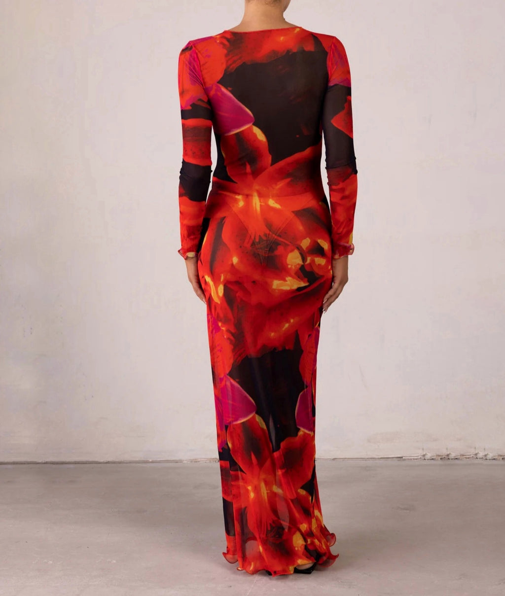 Skarlagenrød kjole med lange ærmer